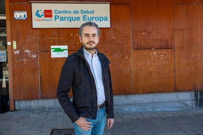 Fernando González Jaén, leader of Pinto Avanza and second deputy mayor of Pinto, this Tuesday in front of the Parque Europa health center, in that town.
