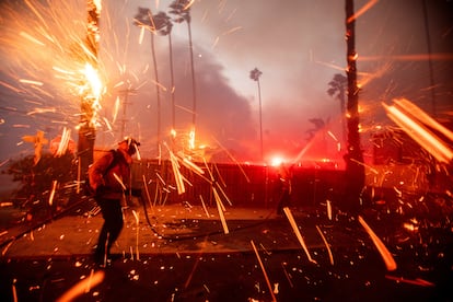 Los bomberos luchaban este martes para sofocar los fuegos, alimentados por los fuertes vientos, en el barrio de Palisades, en Los Ángeles.