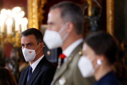 El presidente del Gobierno, Pedro Snchez (izquierda) acompa?a a los reyes de Espa?a, Felipe VI y Letizia.