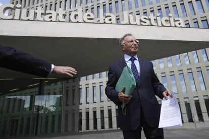 El líder de Manos Limpias, Miguel Bernad, en la Ciudad de la Justicia de Barcelona, en agosto de 2014, tras presentar una querella contra la familia Pujol.