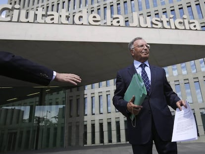 El l&iacute;der de Manos Limpias, Miguel Bernad, en la Ciudad de la Justicia de Barcelona, en agosto de 2014, tras presentar una querella contra la familia Pujol. 