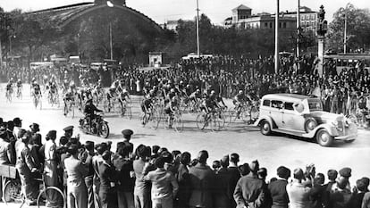 Salida de la primera Vuelta, el 29 de abril de 1935, frente a la estación de Atocha, en Madrid.