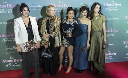 De izquierda a derecha, Alejandra Márquez, Guadalupe Loaeza, 
 Paulina Gaitán, Ilse Salas y Cassandra Ciangherotti.
 
 
 
