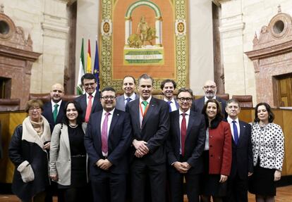 Los 12 diputados de Vox en el Parlamento andaluz y, en el centro de la imagen, el secretario general del partido, Javier Ortega.