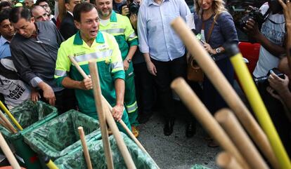 O prefeito de S&atilde;o Paulo Jo&atilde;o Doria vestiu-se de gari no dia 2 de janeiro.