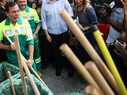 O prefeito de S&atilde;o Paulo Jo&atilde;o Doria vestiu-se de gari no dia 2 de janeiro.