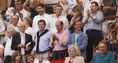 Lucas, con chaqueta azul, con Feijóo durante una corrida en 2011.