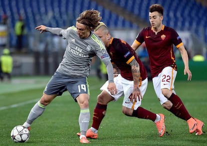 Modric controla la pelota ante Nainggolan y El Shaarawy.