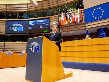 El vicepresidente de la Comisión Europea, Valdis Dombrovskis, se dirige este miércoles a la Eurocámara en Bruselas.