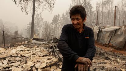 Un hombre se posa sobre escombros y destrozos ocasionados por un incendio en Santa Juana, Región del Biobío (Chile).