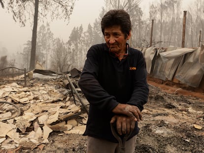 Un hombre se posa sobre escombros y destrozos ocasionados por un incendio en Santa Juana, Región del Biobío (Chile).