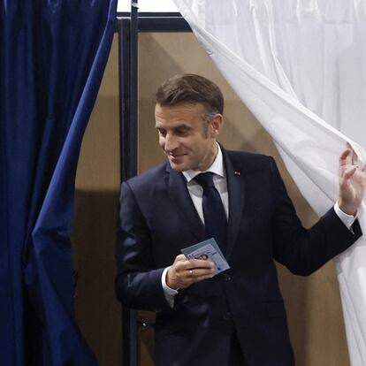 El presidente francés, Emmanuel Macron, sale tras votar, este domingo en París.