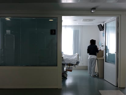 Una enfermera atiende un paciente en la Unidad de Cuidados Críticos Cardiológicos del Hospital Universitario de Canarias.