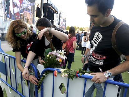 Varias personas colocan flores por la muerte del acróbata Pedro Aunión en el Mad Cool Festival.