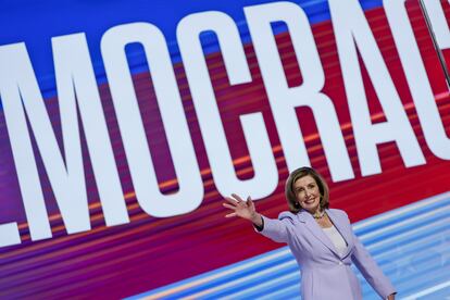 La presidenta emérita de la Cámara de Representantes, Nancy Pelosi, saluda al público durante la Convención Nacional Demócrata en Chicago, el 22 de agosto.