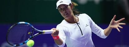 Muguruza golpea la pelota durante un entrenamiento en Singapur.