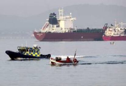 Una patrullera de la policía de Gibraltar navega al lado del pesquero "Trinimari" en la Bahía de Algeciras en aguas cercanas al Peñón de Gibraltar. EFE/Archivo