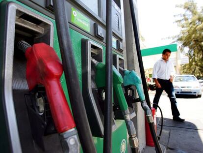 Una imagen de un surtidor de gasolina.