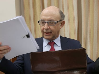 Finance Minister Cristóbal Montoro announcing the revised deficit figures.