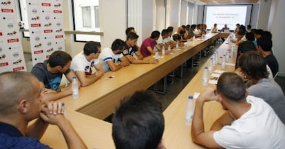 Imagen de la reunión de los futbolsitas con la AFE.