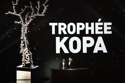 El delantero francés Kylian Mbappe recibe el trofeo Koppa durante la gala del Balón de Oro.