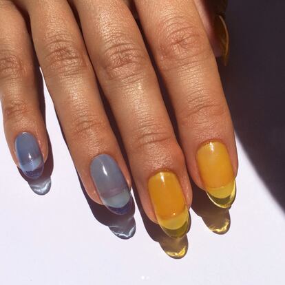 Jelly
O, lo que es lo mismo: uñas de gelatina. Kylie Jenner fue la primera en atreverse con ellas y han triunfado desde entonces, pero esta primavera es la ocasión perfecta para apostar por sus colores vibrantes. Las más compartidas y admiradas en Instagram son las de Jessica Washick, la mail artist de las celebrities. Se hacen, explican los expertos, con acrílico translúcido que se moldea sobre la uña.