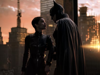USA5838. LOS ÁNGELES (CA, EEUU), 02/03/2022.- Fotograma cedido por Warner Bros. donde aparecen Zoe Kravitz como Catwomen y Robert Pattinson como Batman, durante una escena de la película "The Batman" que estrena este fin de semana en las salas de cine. Inseguro, joven y con muchas dudas de sí mismo, así es el Batman de Robert Pattinson, que debuta este viernes en cines para aportar un aire detectivesco y realista a la saga del conocido superhéroe. EFE/Jonathan Olley/Warner Bros. /SOLO USO EDITORIAL/NO VENTAS/SOLO DISPONIBLE PARA ILUSTRAR LA NOTICIA QUE ACOMPAÑA/CRÉDITO OBLIGATORIO