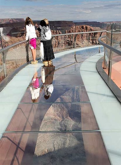 Construida en la reserva india de la tribu hualapai, en el Estado norteamericano de Arizona, la plataforma de acero y cristal ha sido bautizada como <i>Skywalk</i> (en español, paseo por el cielo).