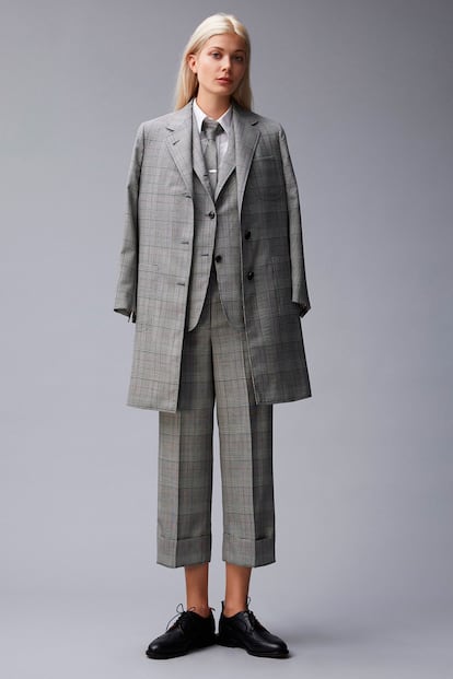 Thom Browne, fanático de los cuadros, no duda en incluir este tres piezas tan masculino –corbata y zapatos Oxford incluidos– en su colección Resort 2018.