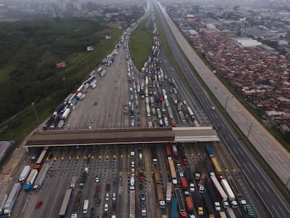 Vista aérea que muestra a los partidarios del presidente Jair Bolsonaro, principalmente camioneros, bloqueando la autopista Castelo Branco, en las afueras de São Paulo.