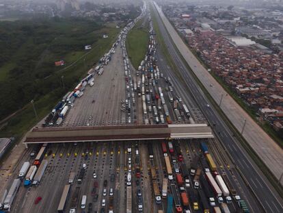 Vista aérea que muestra a los partidarios del presidente Jair Bolsonaro, principalmente camioneros, bloqueando la autopista Castelo Branco, en las afueras de São Paulo.