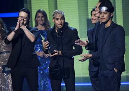 El grupo CNCO recibe el premio al Disco del Año por su álbum 'Primera Cita'.