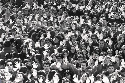 Miles de estudiantes de la Universidad Autónoma de Madrid se manifiestan en el campus con las manos pintadas de blanco, el 15 de febrero de 1996, en protesta por el asesinato a manos de ETA del catedrático y expresidente del Tribunal Constitucional, Francisco Tomás y Valiente, el día anterior en su despacho de la facultad de Derecho. Es la primera vez que las manos blancas representan la repulsa de los atentados de ETA.