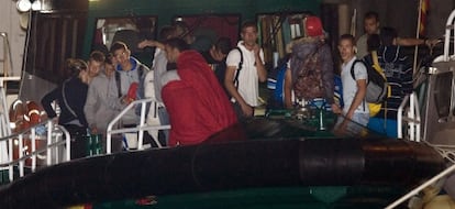 Varios de los 22 inmigrantes, a su llegada al puerto de Almería.