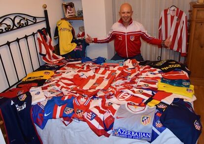 Alberto Huertas en su casa en Segovia con varios ejemplares de su colección de camisetas del Atlético de Madrid.