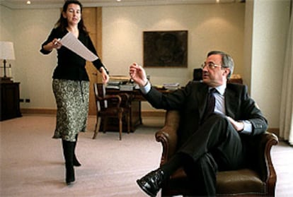 Florentino Pérez, en su despacho, junto a su secretaria, Conchita Tabuyo.