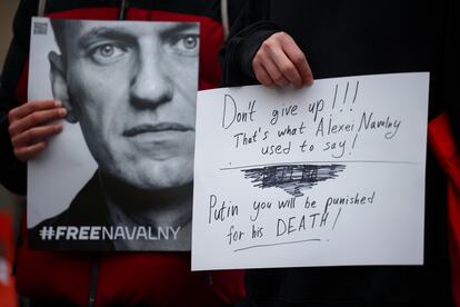 Una pancarta con el retrato de Navalni delante de la embajada de Rusia en Berlín este viernes.