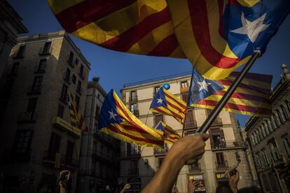 Varias banderas independentistas se alzan momentos después de la comparecencia de Carles Puigdemont.  