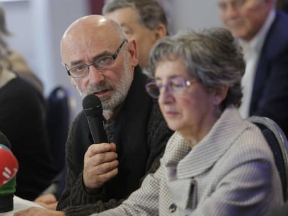 Michel Berhocohirigoin interviene, como portavoz de la organizaci&oacute;n, en la rueda de prensa del pasado 23 sobre el desarme de ETA en Baiona.