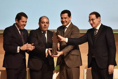 22/11/2019 Lorenzo Amor entrega el Premio Autónomo del Año 2019 a Juanma Moreno, junto a los presidentes de la Cepyme y la CEA.
 ANDALUCÍA ESPAÑA EUROPA CÓRDOBA POLÍTICA
 JUNTA DE ANDALUCÍA
 