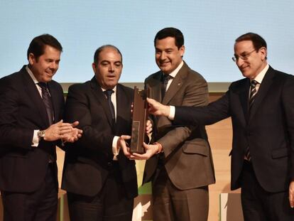 22/11/2019 Lorenzo Amor entrega el Premio Autónomo del Año 2019 a Juanma Moreno, junto a los presidentes de la Cepyme y la CEA.
 ANDALUCÍA ESPAÑA EUROPA CÓRDOBA POLÍTICA
 JUNTA DE ANDALUCÍA
 