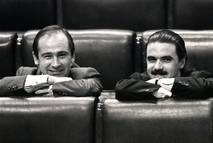 Sesión de las Cortes Generales en el Congreso de los Diputados. En la imagen, los diputados Rodrigo Rato y José María Aznar.
 