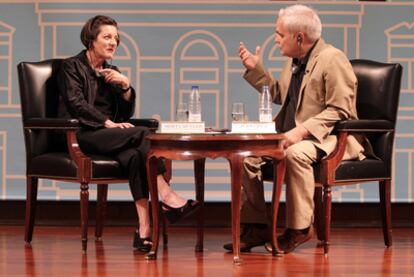 Herta Müller con Juan Cruz en la Biblioteca Nacional