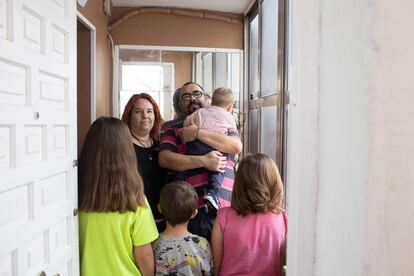 Rocío Bazo y César Navarro, con sus hijos.