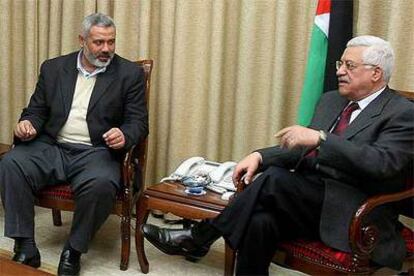 El presidente palestino, Mahmud Abbas, a la derecha, durante la reunión celebrada ayer en Gaza con Ismail Haniya, líder de Hamás.