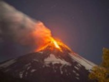 El Villarrica, un lugar turístico en Los Andes meridionales, ha lanzado lava tras 15 años de inactividad