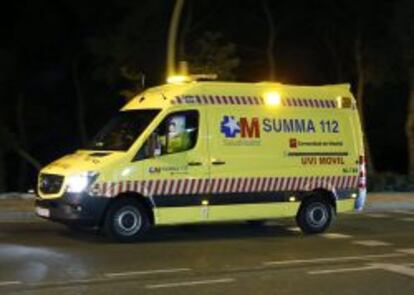 La UVI movil que traslada a la auxiliar de enfermer&iacute;a contagiada por &eacute;bola, a su llegada esta noche al Hospital Carlos III de Madrid.