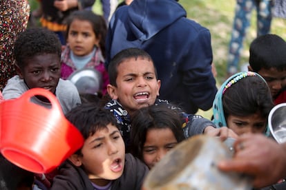 Un grupo de niños hacen cola para recibir comida en Jan Yunis, este lunes.