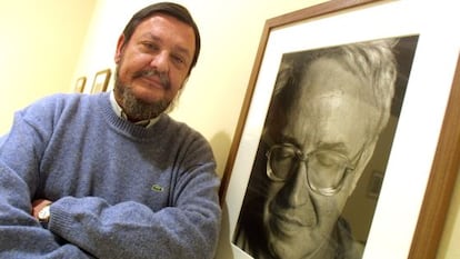 Pere Formiguera, fotógrafo, ante una de sus obras en 2002.