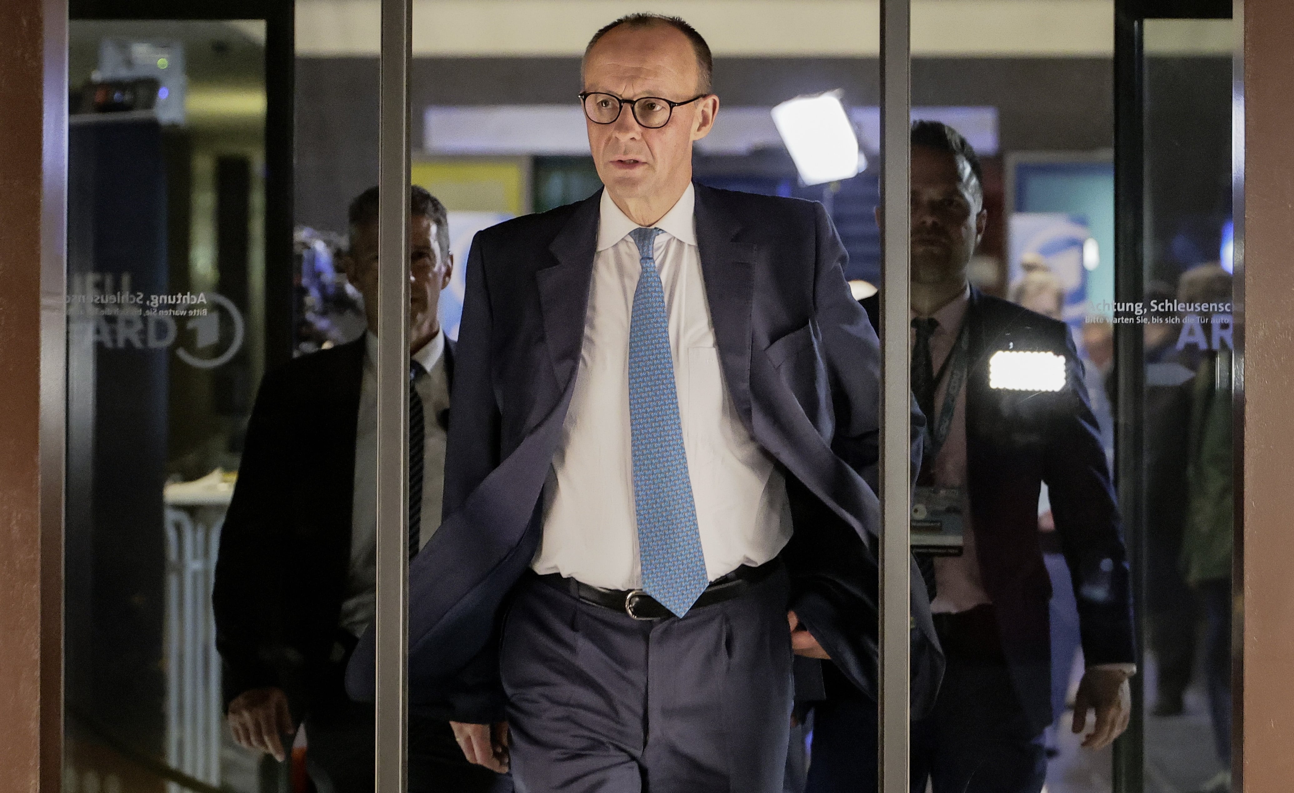 El líder de la CDU, Friedrich Merz, abandona la televisión alemana tras su victoria electoral el domingo.